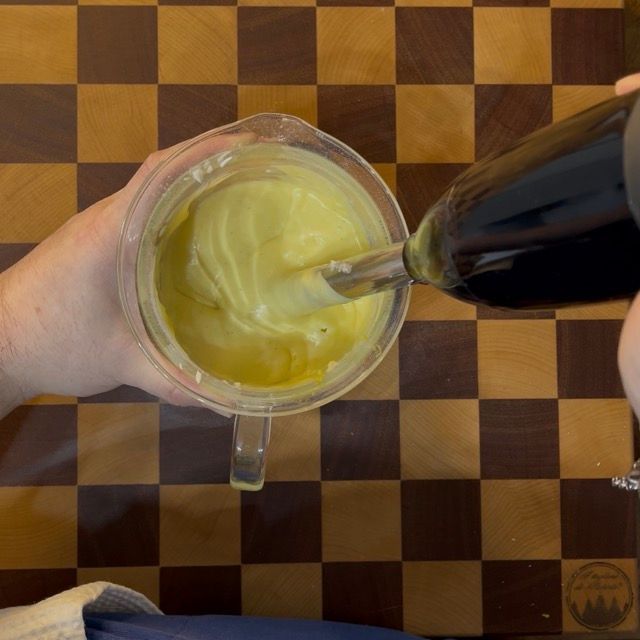 Mixer a immersione che frulla l'impasto del plumcake fino a renderlo liscio.