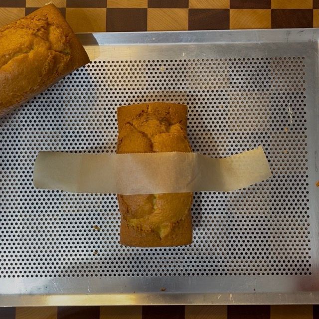 Plumcake allo yogurt tiepidi messi a raffreddare su una griglia.