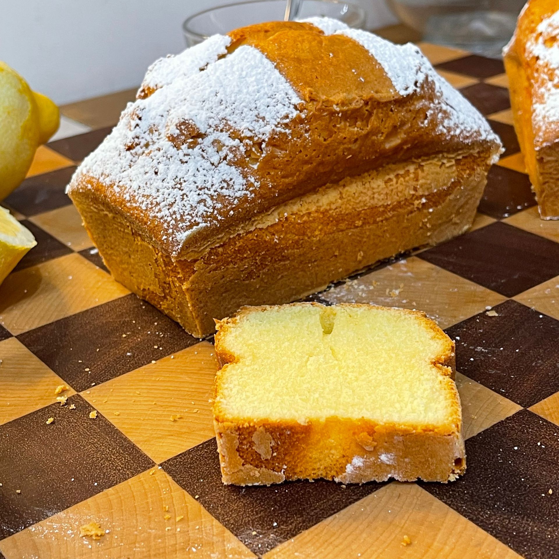 plumcake allo yogurt morbidissimo , su un piano di legno