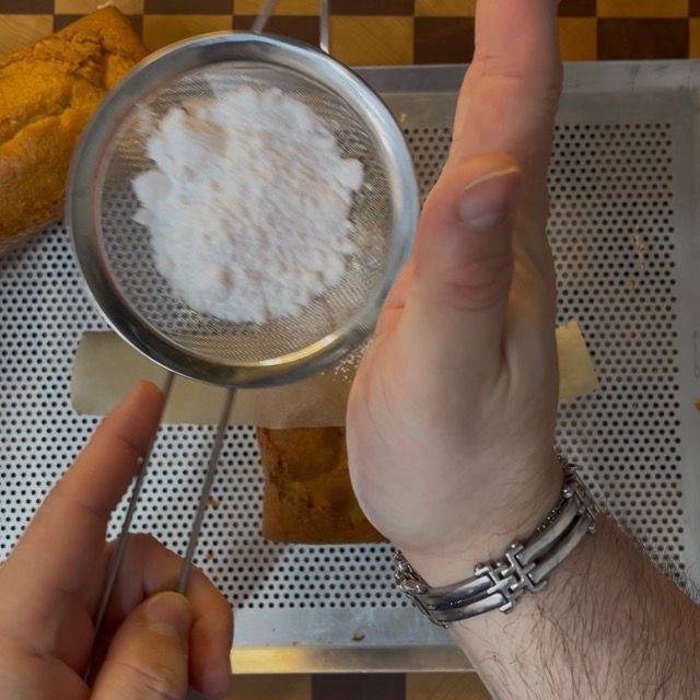 Striscia di carta da forno posizionata al centro del plumcake come stencil.