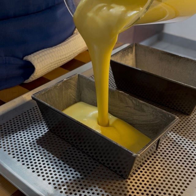 Impasto del plumcake versato negli stampi, riempiti fino a 1 cm dal bordo.