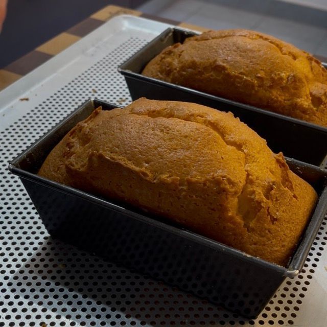 Plumcake allo yogurt in forno che crescono e si dorano durante la cottura.