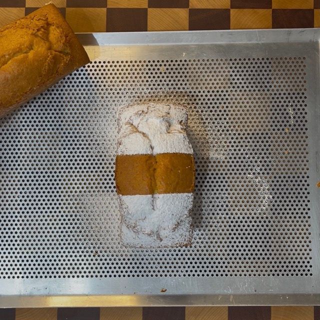 Plumcake allo yogurt decorato con una spolverata laterale di zucchero a velo.