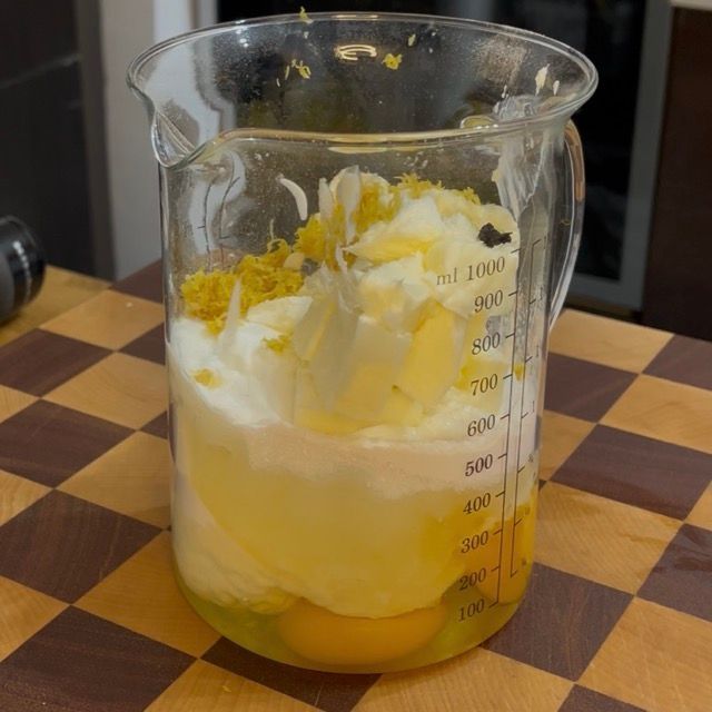 Tutti gli ingredienti in un tritatutto, pronti per essere frullati.