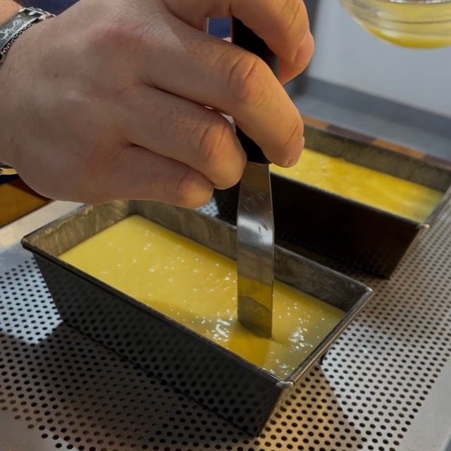 Una spatolina stretta immersa nel burro fuso.