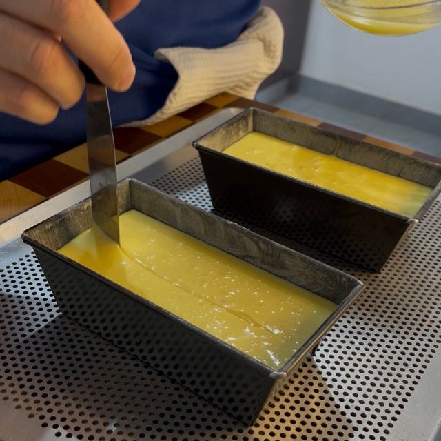 Taglio centrale praticato sulla superficie dell'impasto del plumcake prima della cottura.