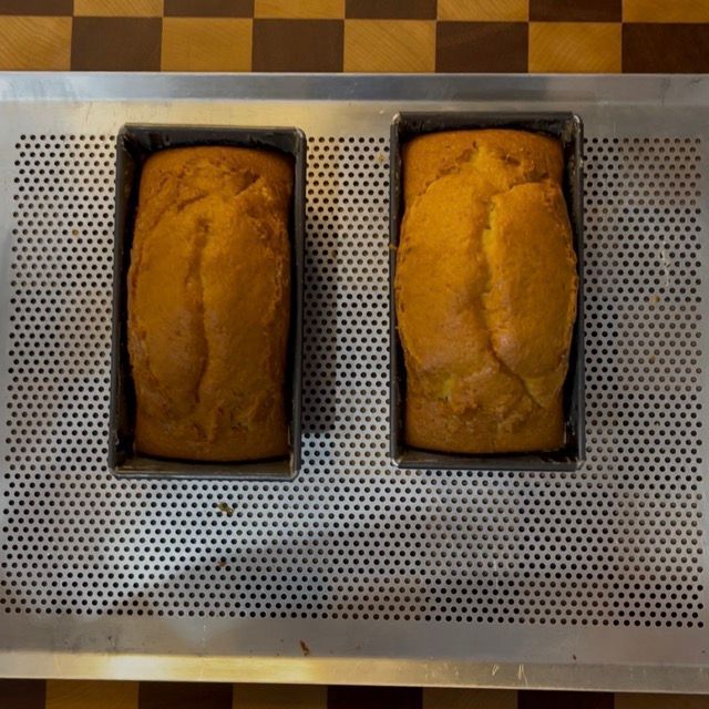 Plumcake appena sfornati, ben gonfi e con la tipica spaccatura centrale.