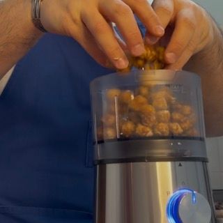 Nocciole caramellate che raffreddano su carta forno.