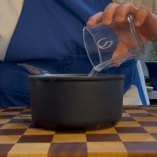 Acqua e zucchero nel pentolino che raggiungono i 110 gradi.