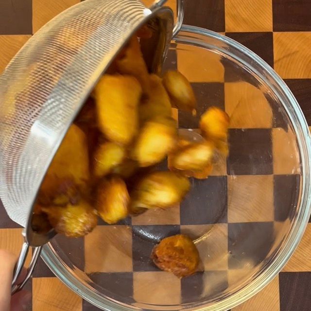 Patate arrosto in una ciotola capiente.