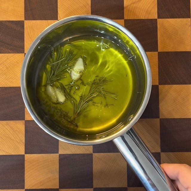 Olio aromatizzato filtrato, profumato e pronto per la cottura delle patate.