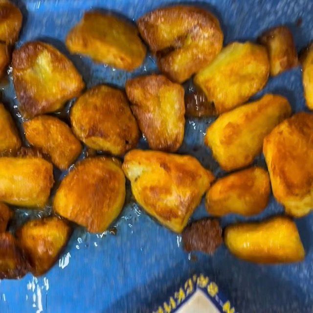 Patate girate, pronte per continuare la cottura e diventare croccanti su tutti i lati.