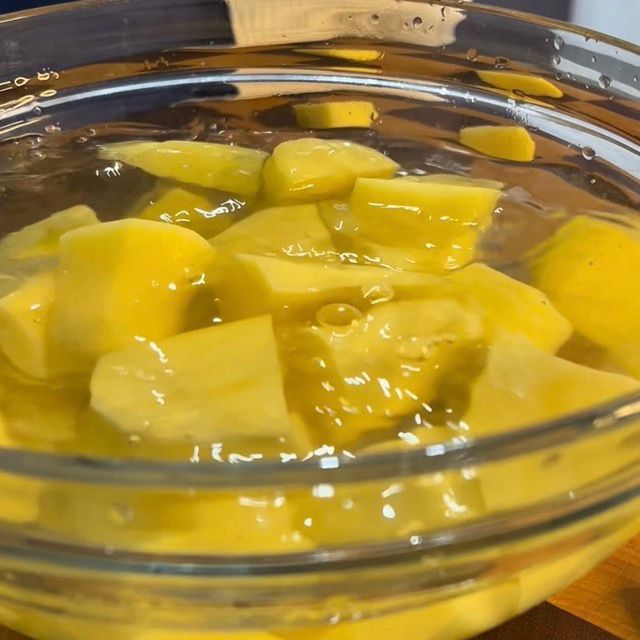 Primo piano dell'amido rilasciato dalle patate nell'acqua.