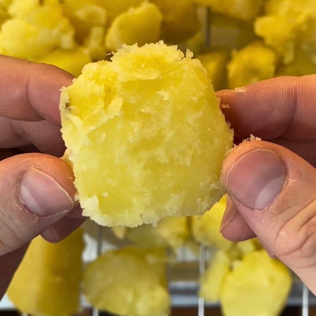 Dettaglio di uno spicchio di patata con i bordi crepati e