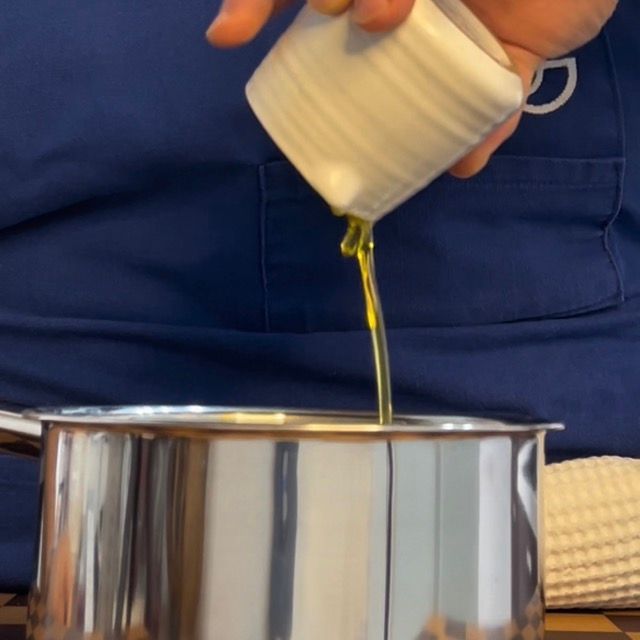 Ingredienti per l'olio: olio EVO, rosmarino, timo e aglio in camicia.