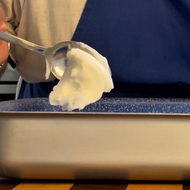 Teglia con l'olio che si scalda in forno preriscaldato a 200 gradi.