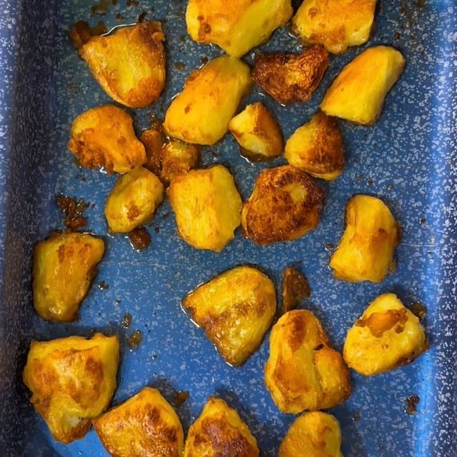 Patate arrosto croccanti e dorate appena sfornate.