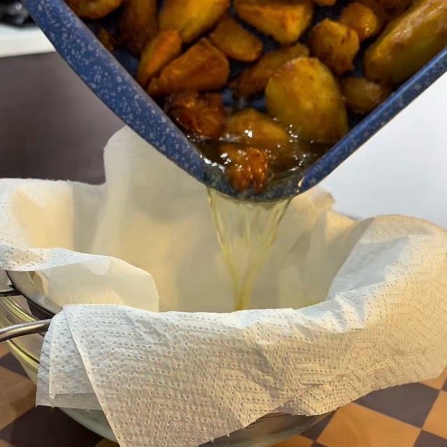 Patate trasferite in un colino foderato con carta assorbente.