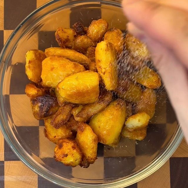 Sale, rosmarino e timo tritato cosparsi sulle patate calde.