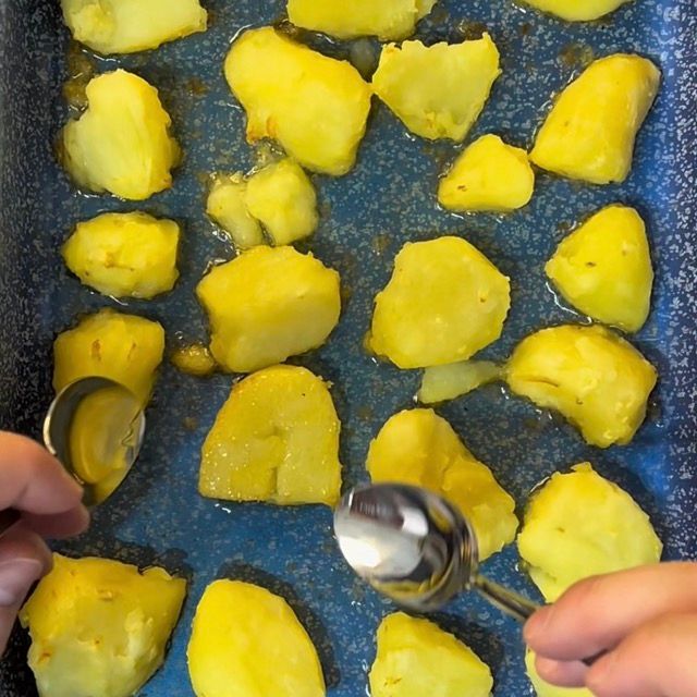 Teglia di patate al forno a metà cottura.
