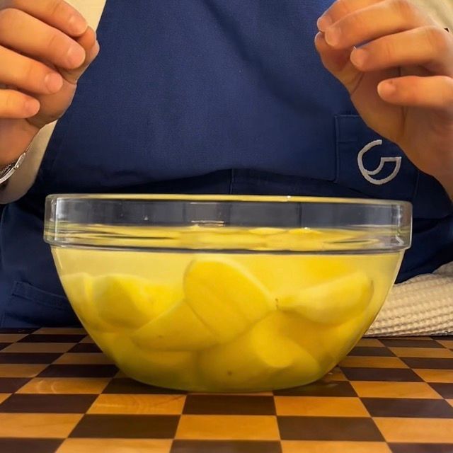 Patate scolate dopo 30 minuti di ammollo in acqua fredda.