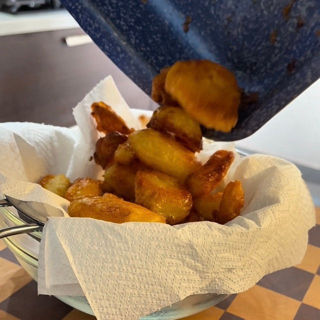 Patate trasferite in un colino foderato con carta assorbente.