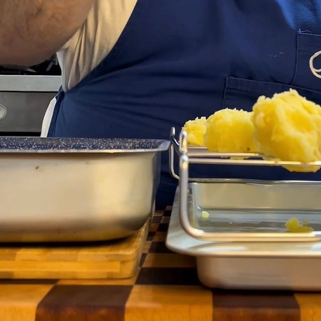 Olio caldissimo nella teglia, appena estratta dal forno.