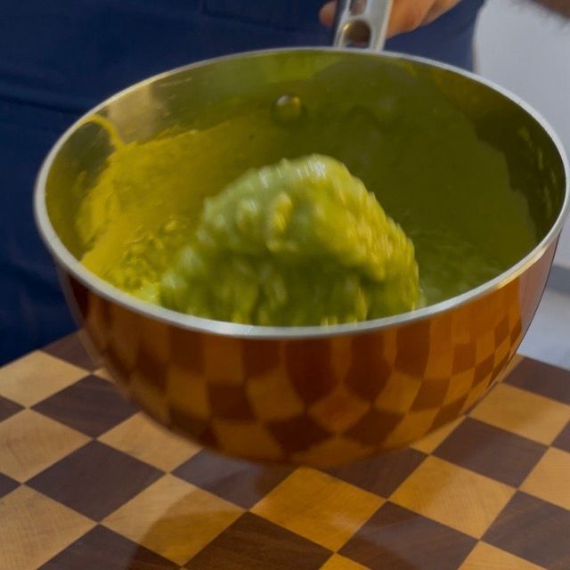 risotto agli asparagi viene mantecato con burro e grana o parmigiano