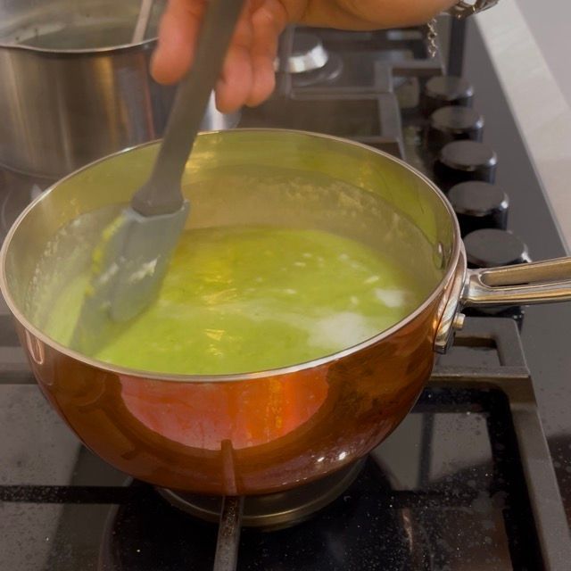 risotto agli asparagi viene mantecato con burro e grana o parmigiano