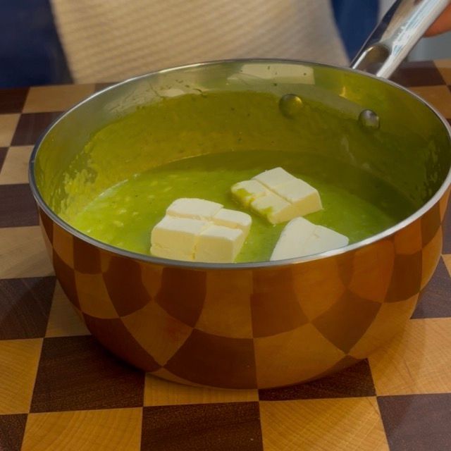 risotto agli asparagi viene mantecato con burro e grana o parmigiano