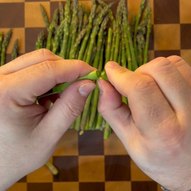 asparagi vengono puliti e tagliati