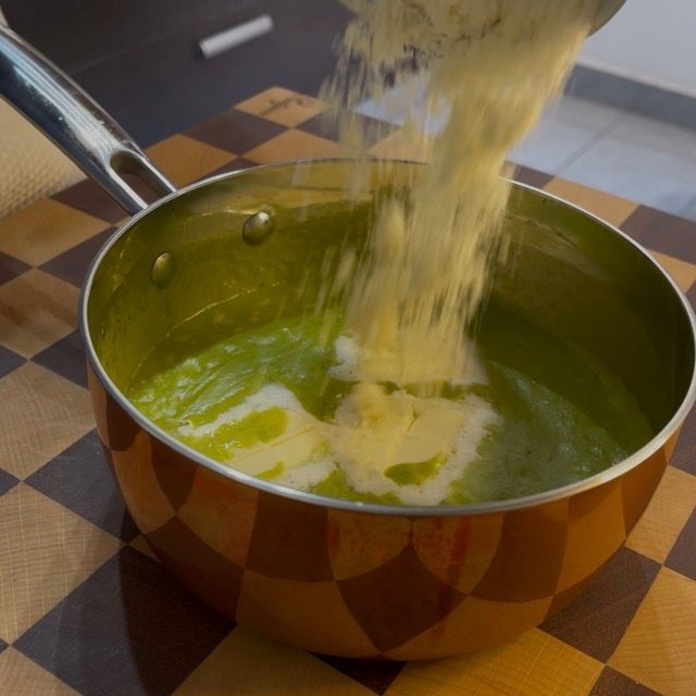 risotto agli asparagi viene mantecato con burro e grana o parmigiano