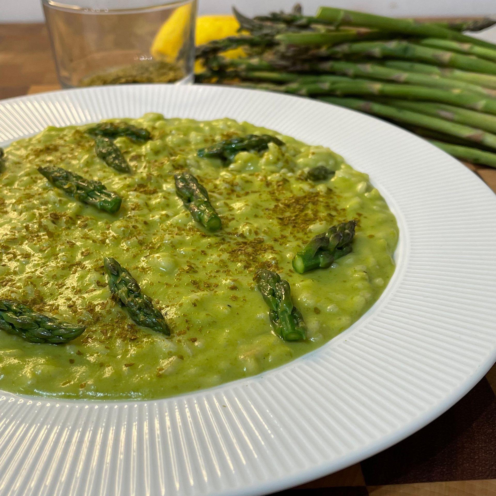 un piatto di risotto agli asparagi cremoso