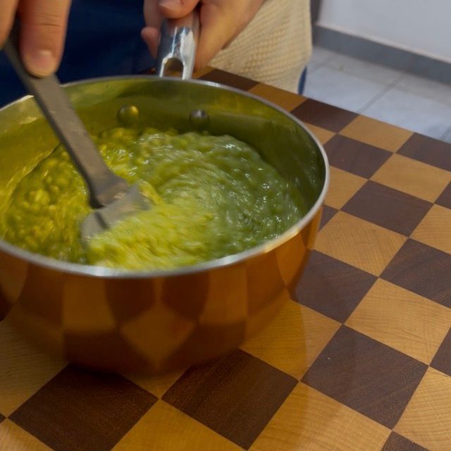risotto agli asparagi viene mantecato con burro e grana o parmigiano