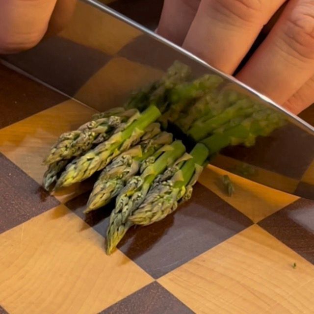 asparagi vengono puliti e tagliati