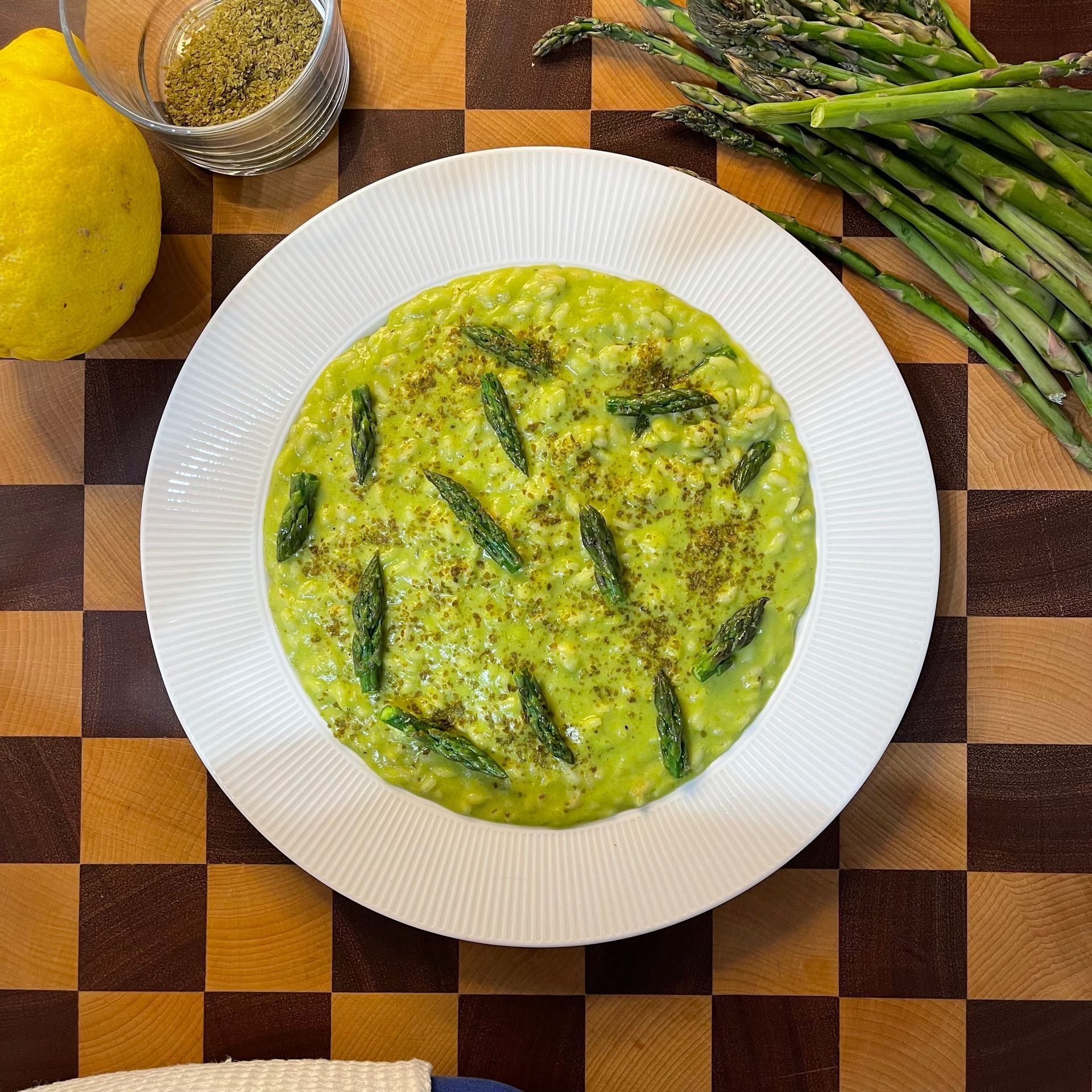 piatto di risotto agli asparagi cremoso su un tavolo di legno