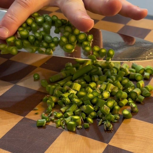 asparagi vengono puliti e tagliati