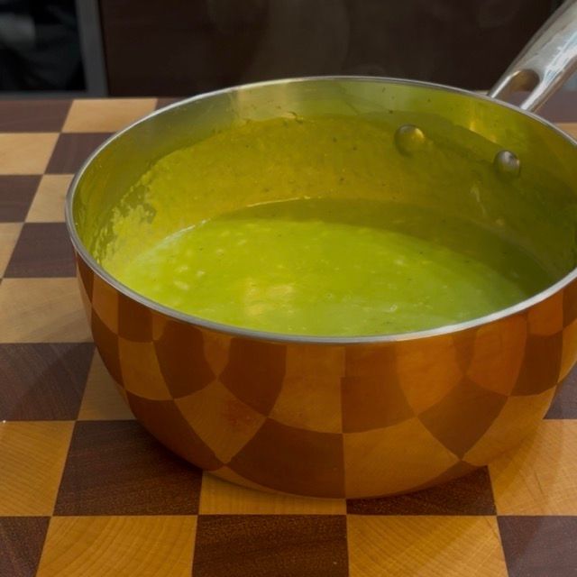 risotto agli asparagi viene mantecato con burro e grana o parmigiano