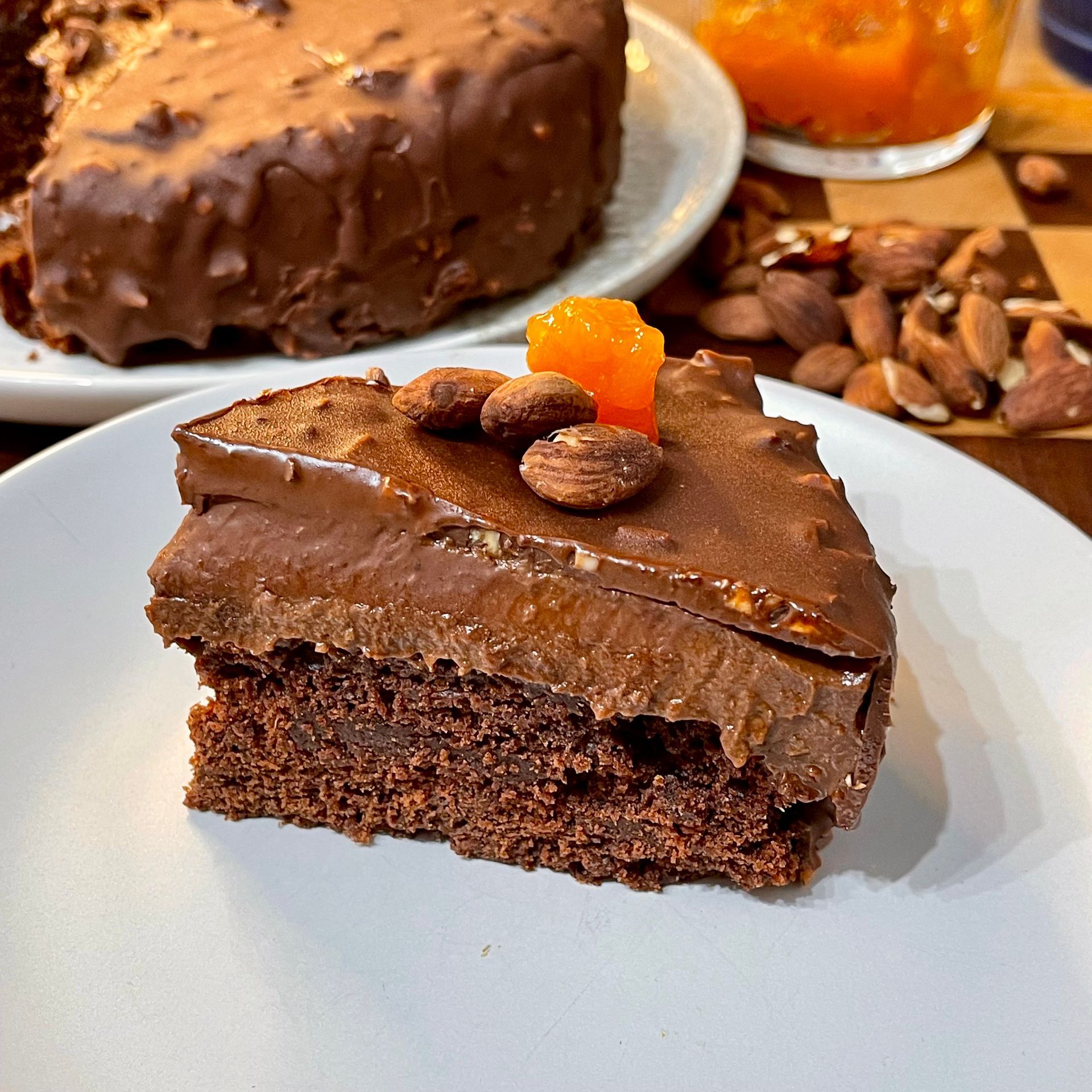 Torta sacher vegana su un piatto di portata con fettina tagliata