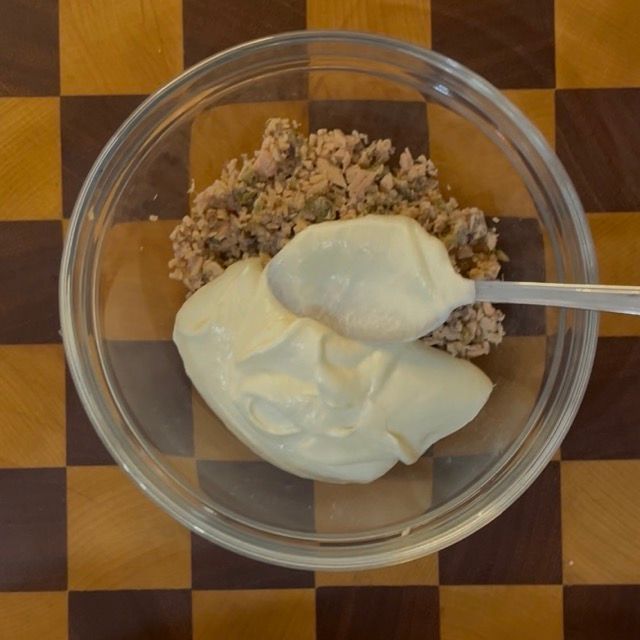 Spatola che mescola delicatamente per amalgamare la salsa tonnata.