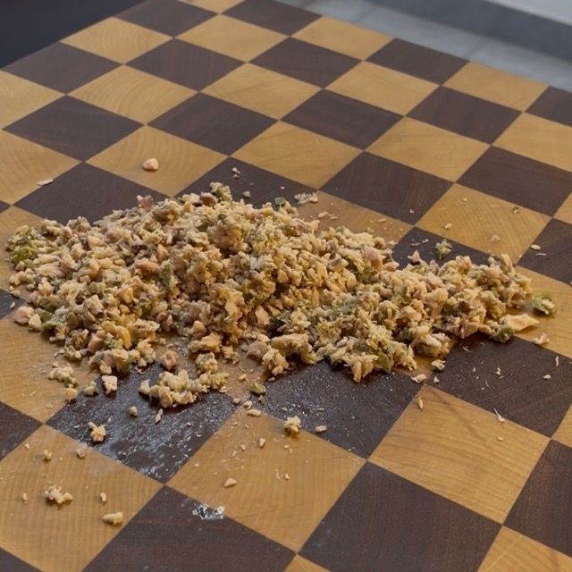 Composto di tonno finemente tritato, una pasta pronta per essere unita alla maionese.