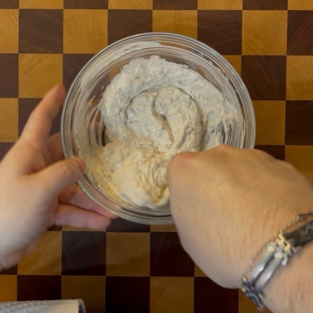 Salsa tonnata cremosa finita, servita in una ciotola e pronta all'uso.