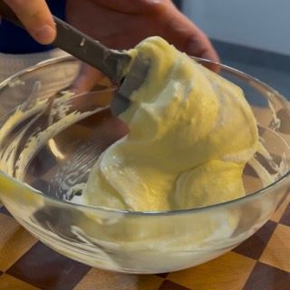 Ciotola di crema chantilly salata soffice alla perfezione per ricette di pasticceria salata