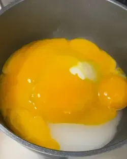 Tuorli e zucchero in un pentolino pronti per essere scaldati