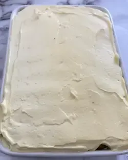 ssemblaggio del tiramisù classico con il secondo strato di crema al mascarpone spalmata sui savoiardi.