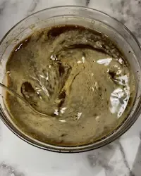 Una ciotola di caffè espresso pronto per inzuppare i savoiardi del tiramisu