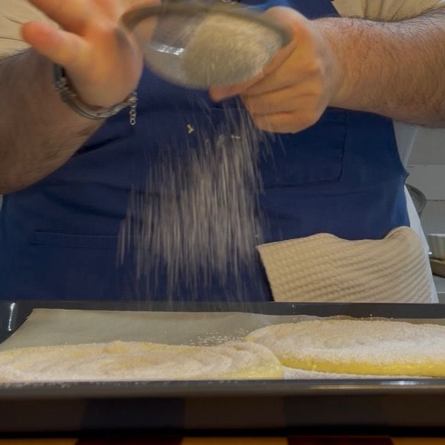 Spolverata abbondante di zucchero a velo prima di infornare.