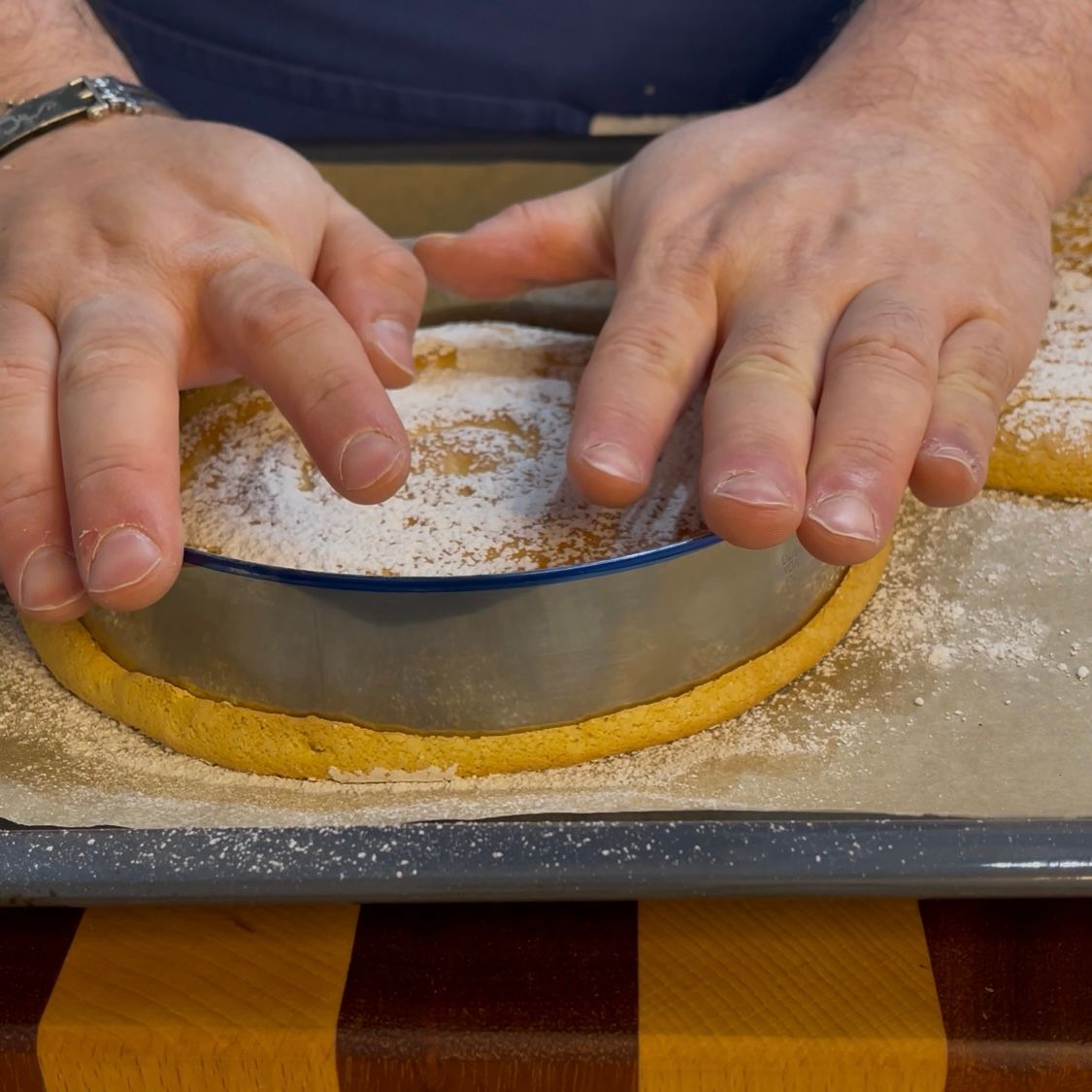 Anello da 22cm foderato con acetato.