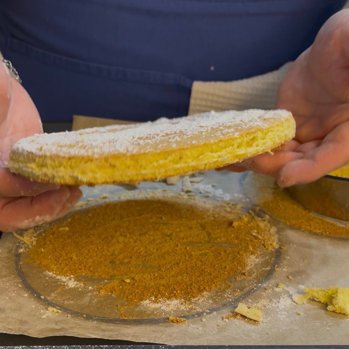 Primo disco di savoiardo posizionato sul fondo.