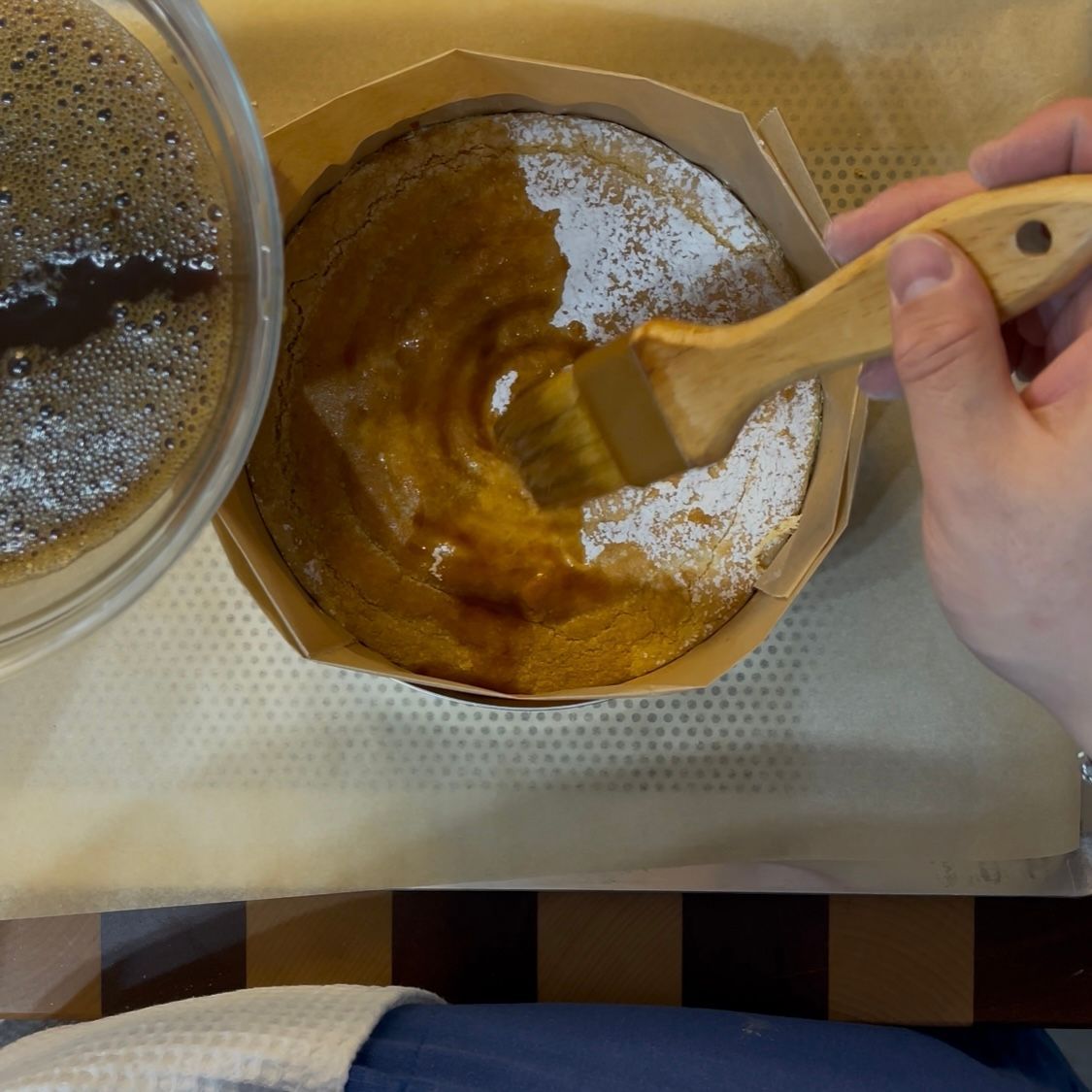 Pennello che bagna generosamente il biscotto con il caffè.